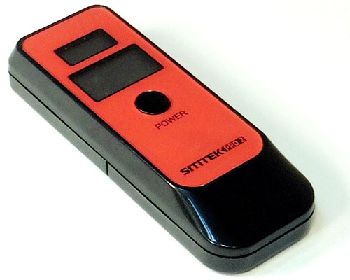 Алкотестер SITITEK Pro2 обладает небольшими габаритами и столь же мобилен, как и смартфон