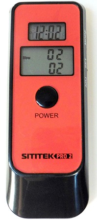 На верхний индикатор  алкотестера SITITEK Pro2 выводится время, а на нижний степень опьянения испытуемого в двух величинах