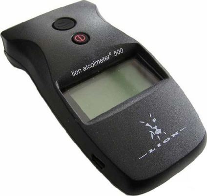 Алкотестер Lion Alcolmeter 500 оснащен достаточно большим и информативным экраном с подсветкой