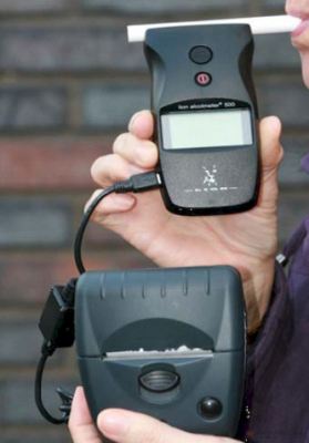 Алкотестер Lion Alcolmeter 500 является полностью автономным прибором, как и входящий в комплект принтер