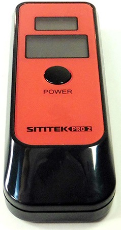 На верхний индикатор  алкотестера SITITEK Pro2 выводится время, а на нижний степень опьянения испытуемого в двух величинах