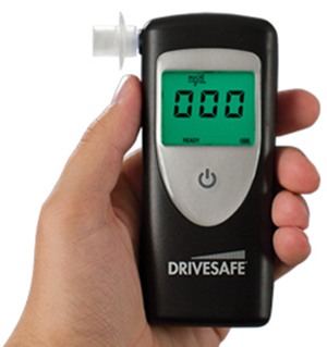 Алкотестер "Drivesafe 2" имеет компактные размеры и удобно лежит в руке