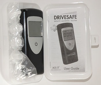 Пластиковый кейс, в котором "Drivesafe 2" предлагается пользователю совместно с комплектующими